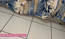 Foot play p� massagens de minha meia-irm� e porra em seus p�s