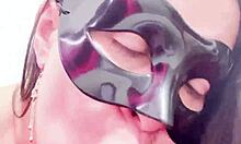 madrastra colombiana puta latina de enorme vagina se masturba para su jefe en liguero