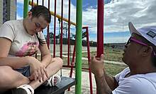 encuentro a una chica triste en el parque y termino consolándola con mi rica y dura polla