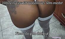 Loira gostosa fazendo compras em mercado na praia grande