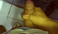 Punheta bem gostosa do corno