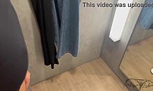 nao resisti e fodi a safada da minha madrasta no vestiario do shopping