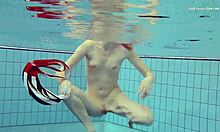 Tetas naturales sucias en video de natación