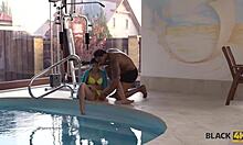 Video HD de la novia negra disfrutando del sexo interracial con su entrenador