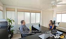 Хей, кажи ми, как тази сладка брюнетка го поема догги в офиса?