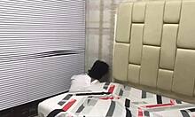 Νοσοκόμα βοηθάει ασθενείς με ιατρικές εξετάσεις