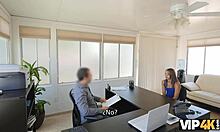 Хей, кажи ми, как тази сладка брюнетка го поема догги в офиса?