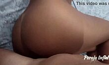 Gravei minha esposa tarada sentando no dotado musculoso. Safada adora ser judiada na cama!