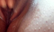 Deixei a buceta peluda e mandei este video para o meu professor de linguas ser� que ele se anima para vim me comer