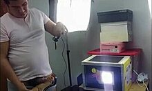 Latina kız kardeş webcam üçlüsünde ayak işi ile tahrik ediliyor