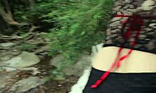 amaterski par uživa v oralu in seksu v reki kljub gledalcem