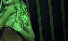 หญิงสาวรูปร่างเซ็กซี่ล่อใจด้วยเสน่ห์มิลฟ์และท่าทางกล้า