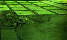 Genç kıvrımlar, milf cazibesiyle cesur hareketlerle baştan çıkarıyor