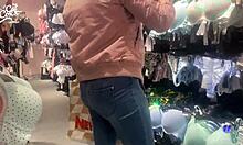 Ferngesteuert toy buzzing in public at shopping center