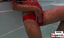 คู่รักเอเชียยุโรปเสียวหลังว่ายน้ำด้วยปากควยและเลียหี