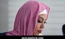 Арабская девушка Бианка трахает огромный член в хиджабе