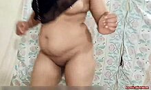 Без лифчика, танцую сексуально для тебя, горячая деси девушка в хиджабе