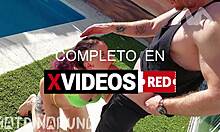 Mi entrenador personal me enseña movimientos corporales para lograr el orgasmo más intenso en mi vagina