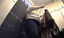 Скрытая камера снимает BBW зрелую MILF в примерочной торгового центра