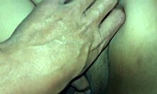 La amarro y me la cojo con medias de red