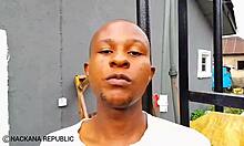 Kvinde Stikker Agurk i Fisse Hjemme for Hjemmelavet Nydelse