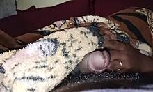 A Esposa Xerecuda Do Meu Amigo Pega No Meu Pau E Me Faz Gozar Enquanto Assistimos Filme