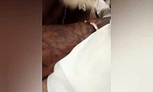 ¡Guau, ella chupando polla en soporte vital backstage!