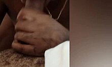 「オー、ワオ、彼女がライフサポートでバックステージでディックを吸ってる！」