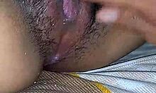 mi novio me hace venir con su gran polla, lamiendo mi coño y chupando mi clítoris hasta el orgasmo en el parque público.