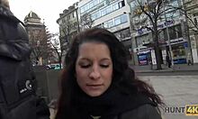 Hunt4k fängt tschechische brünette Teen beim Fingern und Blasen für Geld auf versteckter Kamera. Cuckold Realität entfaltet sich öffentlich