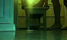 MILF ascunsă acasă își dă jet în orgasm doggystyle