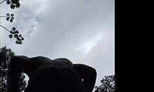 Paty og Jhony fanget i at have sex ved vandfald