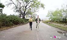 Megan Fiores follando al aire libre durante el entrenamiento