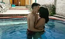 Me Follo A Mi Amiga Caliente Jovencita En La Piscina De Un Motel