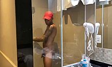 Vaza vídeo do morador de rua COMENDO a mulher do personal trainer gostoso