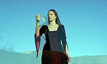 Красивая персидская девушка в милых костюмах