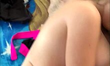 Namorada gostosa pequena colegial mostra grandes mamas em vídeo caseiro