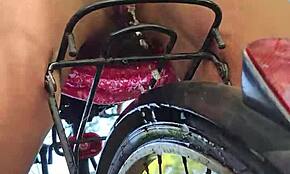 숲에서 바이크 위에 박고 오줌 싸기, 벌린 보지로 브루넷 아시안 바이커 도기 스타일 당해!