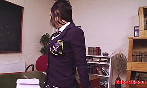 Literally teasing the fact that she is an easy slut and loves to get creampied in class, this big tit brunette幸福