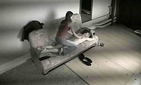 Hej, du måste se det här amatörparets fantastiska förspel med ryggmassage på soffan!