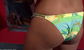 Twee verbluffende vriendinnen samen uitkleden