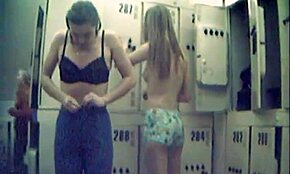 Přítelkyně v barevných kalhotkách pózuje nahá ve skryté kameře