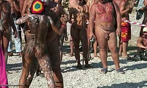 Yo, kolla den unga 18+ brunetten dansa naken i färg på nudiststrand