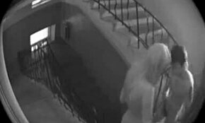 Hei, acest cuplu amator aproape că a fost prins futând afară!