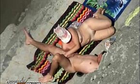 Jag fångade den här bimbot som suger kuk på stranden