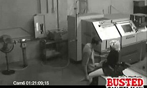 Sigurnosni video pokazuje radnika fabrike kako prstima jebe plavu kurvu ispod stola.