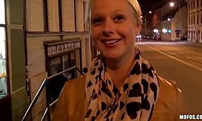 Τολμηρή ξανθιά πόρνη περπατά στο δρόμο, ελπίζοντας για άγριο πορνό γκινγκ.