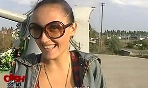 Chica impresiona con vaquera inversa en un día soleado en la playa