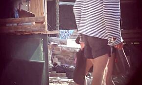 Želiš videti njeno popolno telo na nudistični plaži?