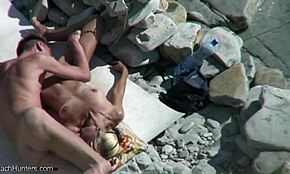 Cavolo! Ragazza arrapata con abbronzatura stuzzicata dal fidanzato dotato in spiaggia!